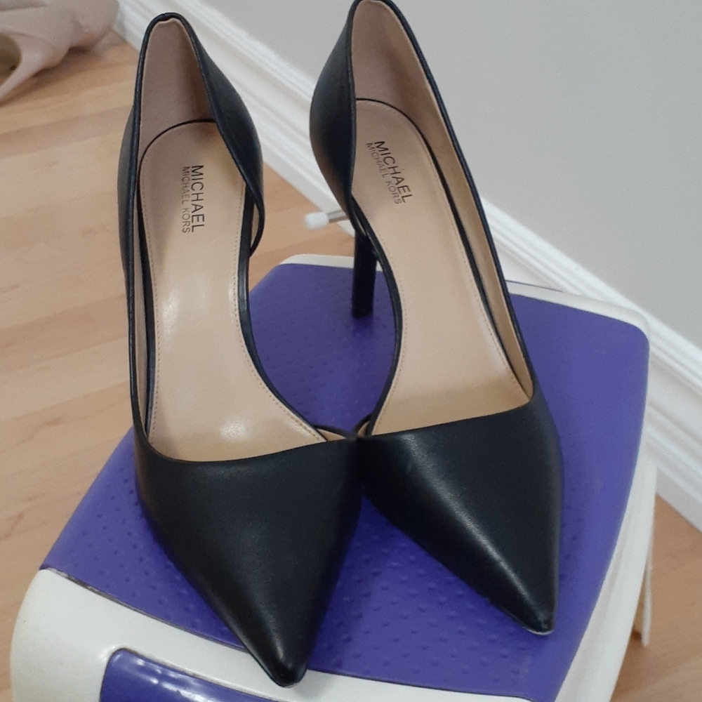 Michael Kors black pumps